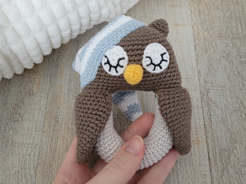 Rassel Eule mit Schlafmütze Häkelanleitung – Baby Greifling Spielzeug