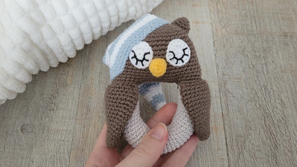 Rassel Eule mit Schlafmütze Häkelanleitung – Baby Greifling Spielzeug