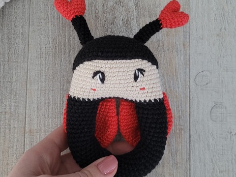 Marienkäfer Rassel Häkelanleitung – süßer Amigurumi Käfer mit Herzen