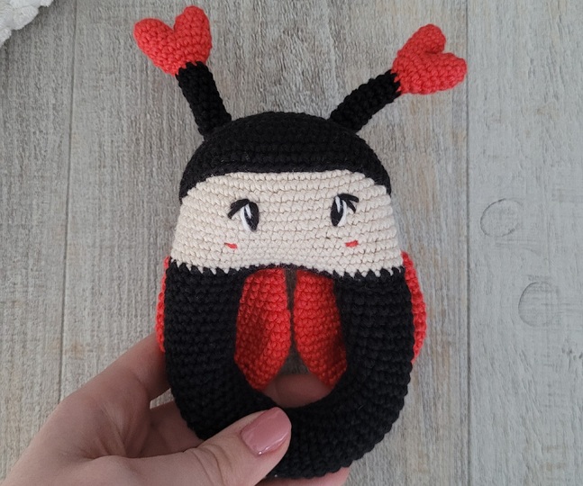 Marienkäfer Rassel Häkelanleitung – süßer Amigurumi Käfer mit Herzen