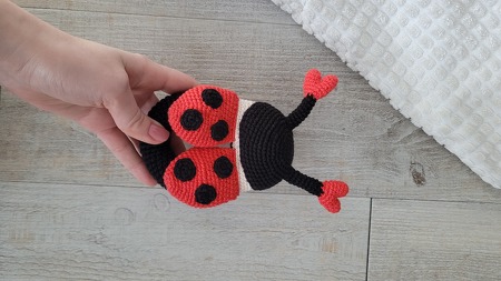 Marienkäfer Rassel Häkelanleitung – süßer Amigurumi Käfer mit Herzen - Bild 11