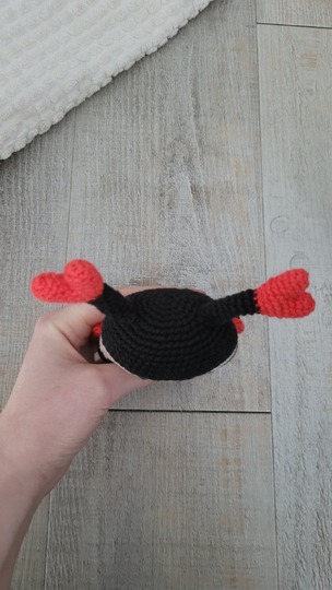 Marienkäfer Rassel Häkelanleitung – süßer Amigurumi Käfer mit Herzen