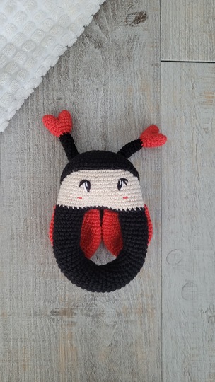 Marienkäfer Rassel Häkelanleitung – süßer Amigurumi Käfer mit Herzen