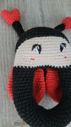 Marienkäfer Rassel Häkelanleitung – süßer Amigurumi Käfer mit Herzen