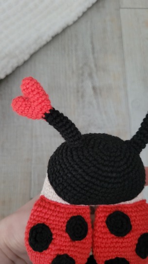 Marienkäfer Rassel Häkelanleitung – süßer Amigurumi Käfer mit Herzen