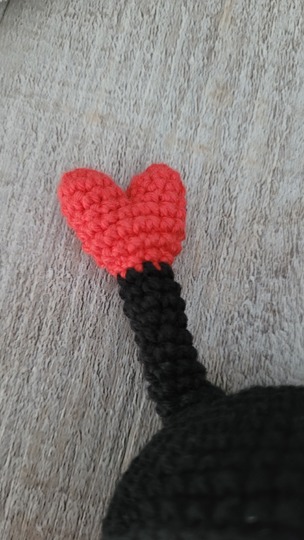Marienkäfer Rassel Häkelanleitung – süßer Amigurumi Käfer mit Herzen