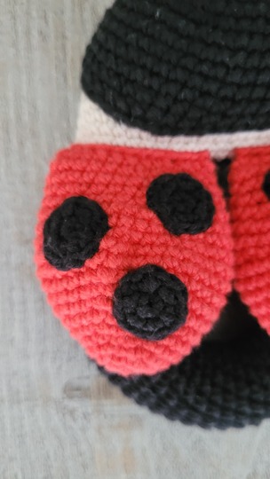 Marienkäfer Rassel Häkelanleitung – süßer Amigurumi Käfer mit Herzen