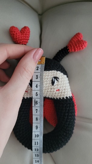 Marienkäfer Rassel Häkelanleitung – süßer Amigurumi Käfer mit Herzen