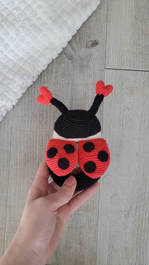 Marienkäfer Rassel Häkelanleitung – süßer Amigurumi Käfer mit Herzen