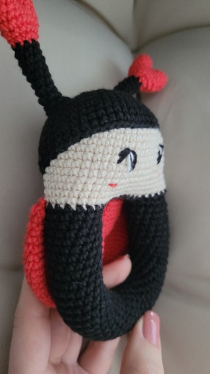 Marienkäfer Rassel Häkelanleitung – süßer Amigurumi Käfer mit Herzen