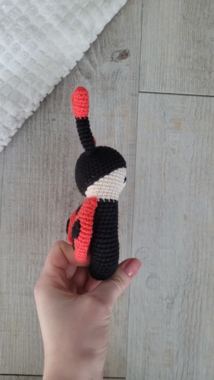 Marienkäfer Rassel Häkelanleitung – süßer Amigurumi Käfer mit Herzen