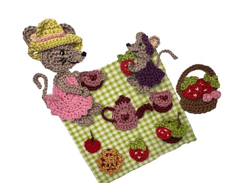 Mouse picnic crochet applique