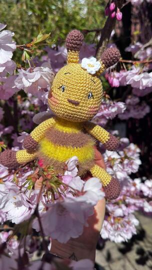 Summy the Bee Crochet Pattern English