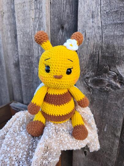 Summy the Bee Crochet Pattern English