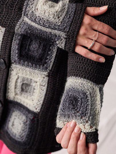 JACKE GILLIAN … MIT GRANNYS GEHÄKELT