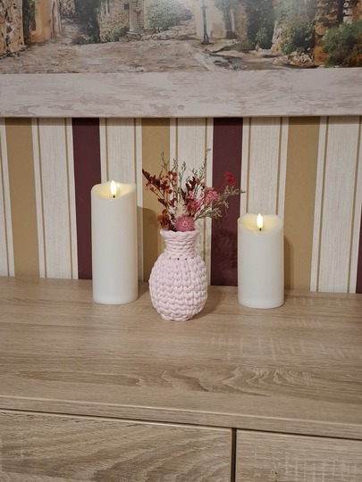 Häkelanleitung für eine dekorative gehäkelte Blumenvase