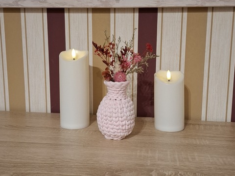 Häkelanleitung für eine dekorative gehäkelte Blumenvase