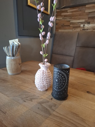 Häkelanleitung für eine dekorative gehäkelte Blumenvase