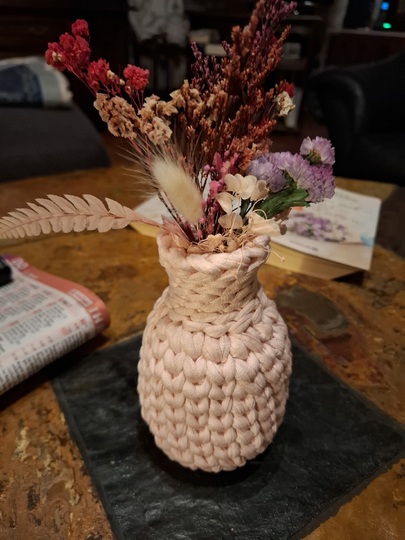 Häkelanleitung für eine dekorative gehäkelte Blumenvase