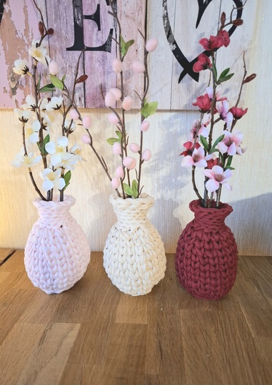 Häkelanleitung für eine dekorative gehäkelte Blumenvase