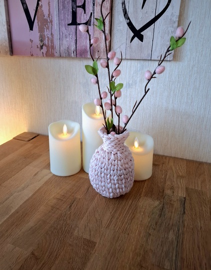 Häkelanleitung für eine dekorative gehäkelte Blumenvase