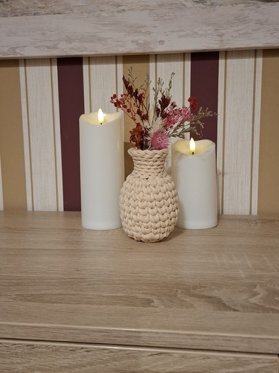 Häkelanleitung für eine dekorative gehäkelte Blumenvase