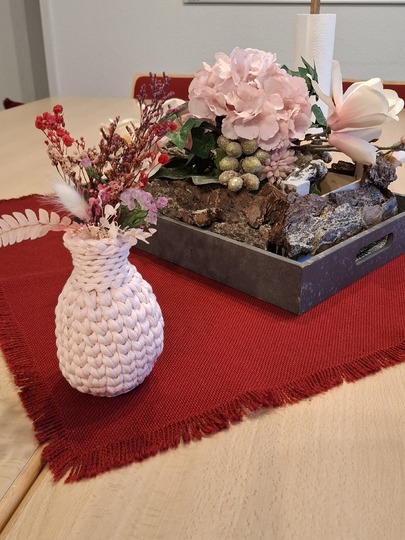 Häkelanleitung für eine dekorative gehäkelte Blumenvase