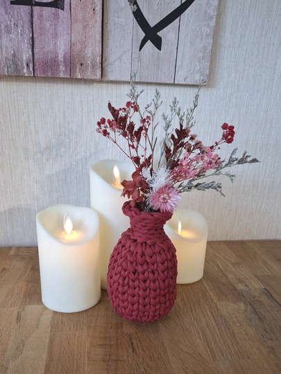 Häkelanleitung für eine dekorative gehäkelte Blumenvase