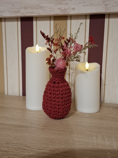 Häkelanleitung für eine dekorative gehäkelte Blumenvase