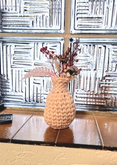 Häkelanleitung für eine dekorative gehäkelte Blumenvase