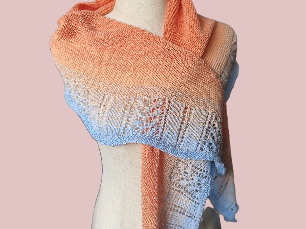 Cora - Strickanleitung für ein halbrundes Tuch mit Lace und Perlen