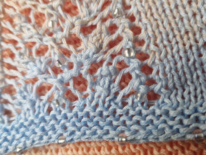 Cora - Strickanleitung für ein halbrundes Tuch mit Lace und Perlen