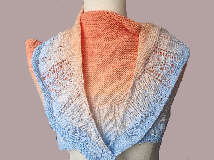 Cora - Strickanleitung für ein halbrundes Tuch mit Lace und Perlen