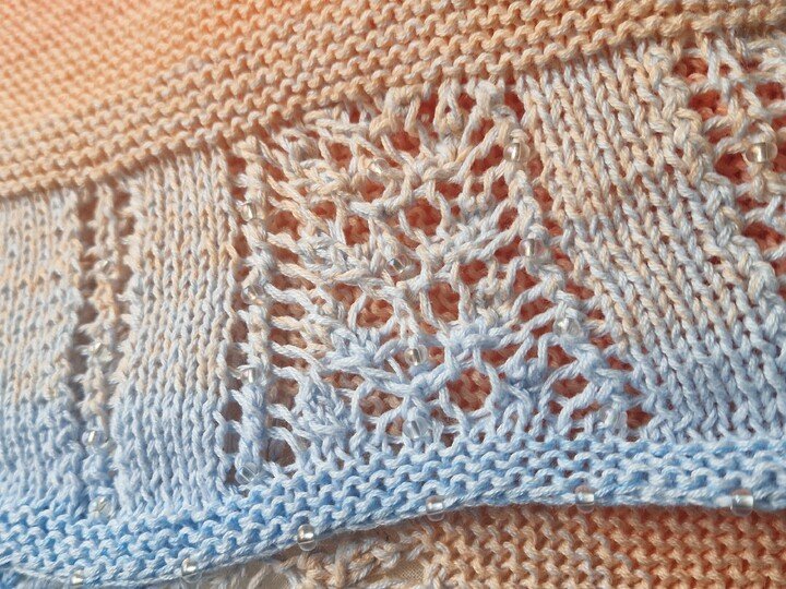 Cora - Strickanleitung für ein halbrundes Tuch mit Lace und Perlen