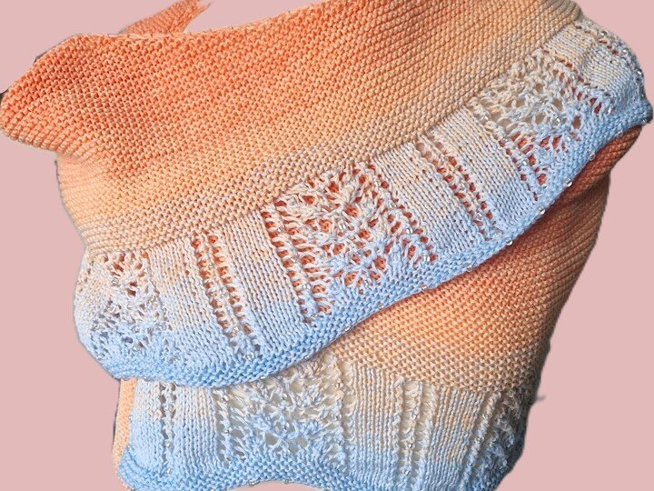 Cora - Strickanleitung für ein halbrundes Tuch mit Lace und Perlen
