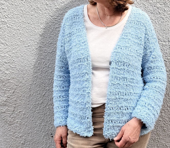 Strickanleitung Cardigan Yuna – Lochmuster Jacke mit Fransengarn
