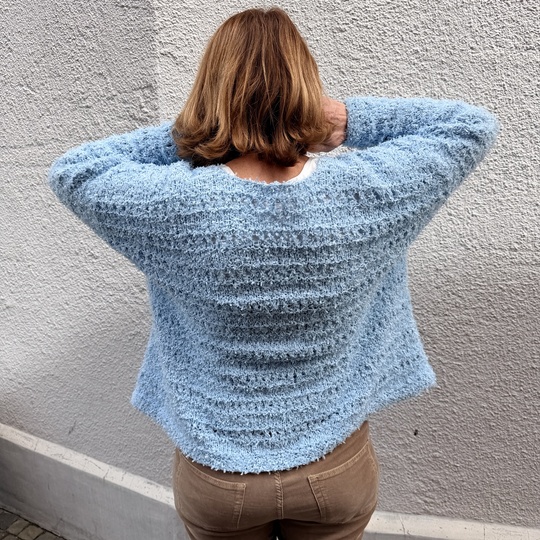 Strickanleitung Cardigan Yuna – Lochmuster Jacke mit Fransengarn