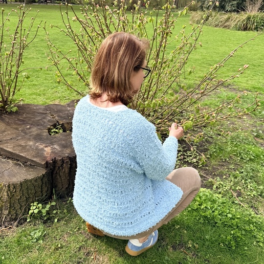 Strickanleitung Cardigan Yuna – Lochmuster Jacke mit Fransengarn