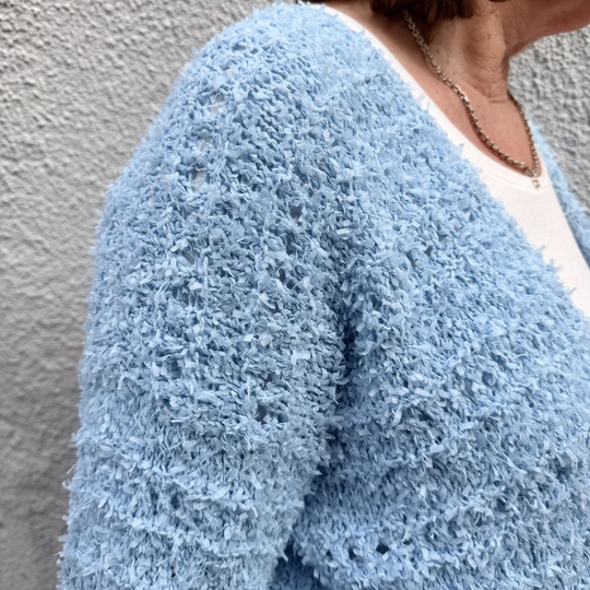 Strickanleitung Cardigan Yuna – Lochmuster Jacke mit Fransengarn