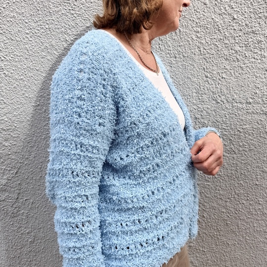 Strickanleitung Cardigan Yuna – Lochmuster Jacke mit Fransengarn