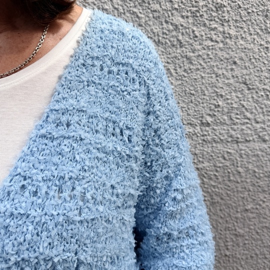 Strickanleitung Cardigan Yuna – Lochmuster Jacke mit Fransengarn