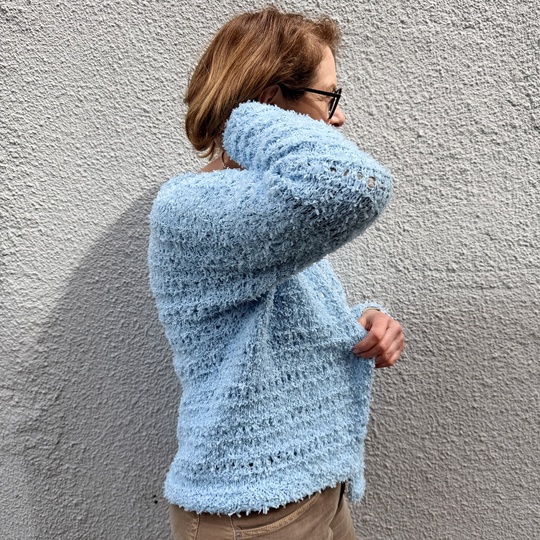 Strickanleitung Cardigan Yuna – Lochmuster Jacke mit Fransengarn