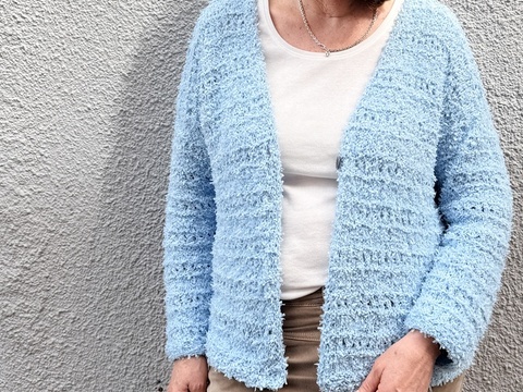 Strickanleitung Cardigan Yuna – Lochmuster Jacke mit Fransengarn