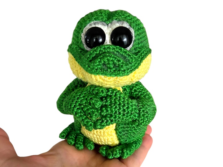 Crochet pattern for Marli, the cheeky baby crocodile