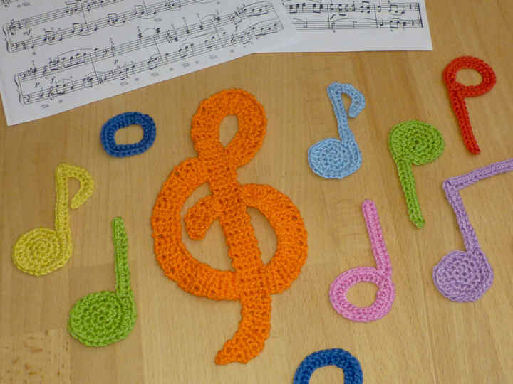 Häkelanleitung Applikationen Violinschlüssel und Noten