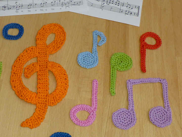 Häkelanleitung Applikationen Violinschlüssel und Noten