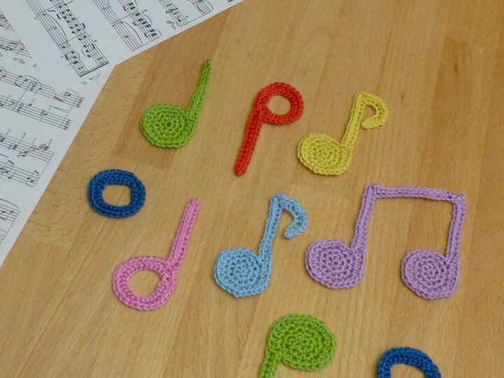 Häkelanleitung Notenschlüssel und Noten, Applikation, Musik