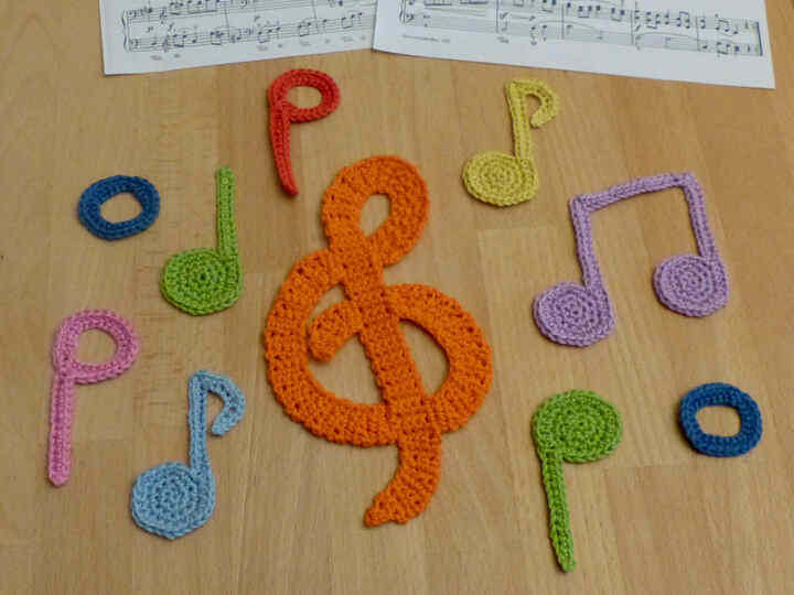 Häkelanleitung Notenschlüssel und Noten, Applikation, Musik