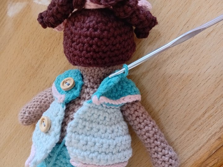 Häkelanleitung Puppe mit Tunika und kurzer Hose, Spielzeug oder Dekoration