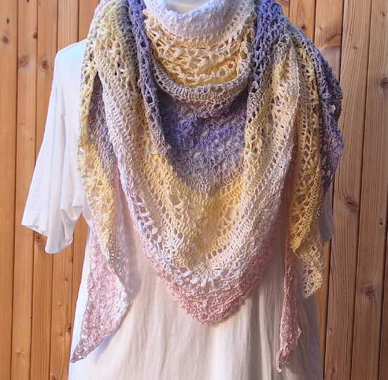 Häkelanleitung für das flache Dreieckstuch Saya No 1